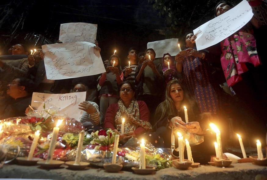 Ολονυχτία στη μνήμη των θυμάτων (AP Photo/K.M. Chaudary)
