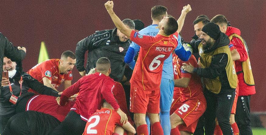 Οι παίκτες της Β. Μακεδονίας πανηγυρίζουν την παρθενική τους πρόκριση σε Euro (AP Photo/Shakh Aivazov)