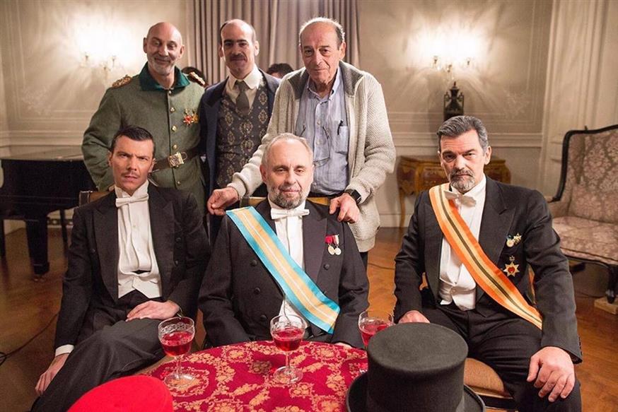 Ο Μανούσος Μανουσάκης μαζί με τους ηθοποιούς της σειράς «Κόκκινο Ποτάμι»