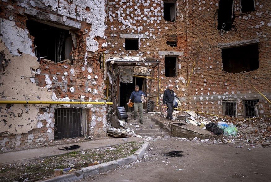 Ουκρανός προσπαθεί να σώσει από τους βομβαρδισμούς τα βιβλία του (Associated Press)