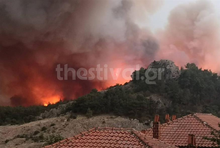 Μαίνεται η μεγάλη φωτιά στη Δαδιά (thestival.gr)