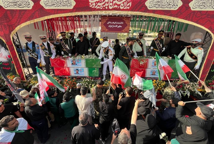 Ιράν: Δημόσιες κηδείες υψηλόβαθμων αξιωματικών και πυρηνικών επιστημόνων που σκοτώθηκαν στον πόλεμο με το Ισραήλ (AP)