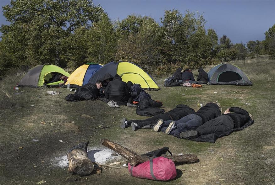 Γιώργος Παπαδόπουλος/Πρόσφυγες έχουν δημιουργήσει έναν άτυπο καταυλισμό έξω από την Ιεροπηγή, στη νεκρή ζώνη