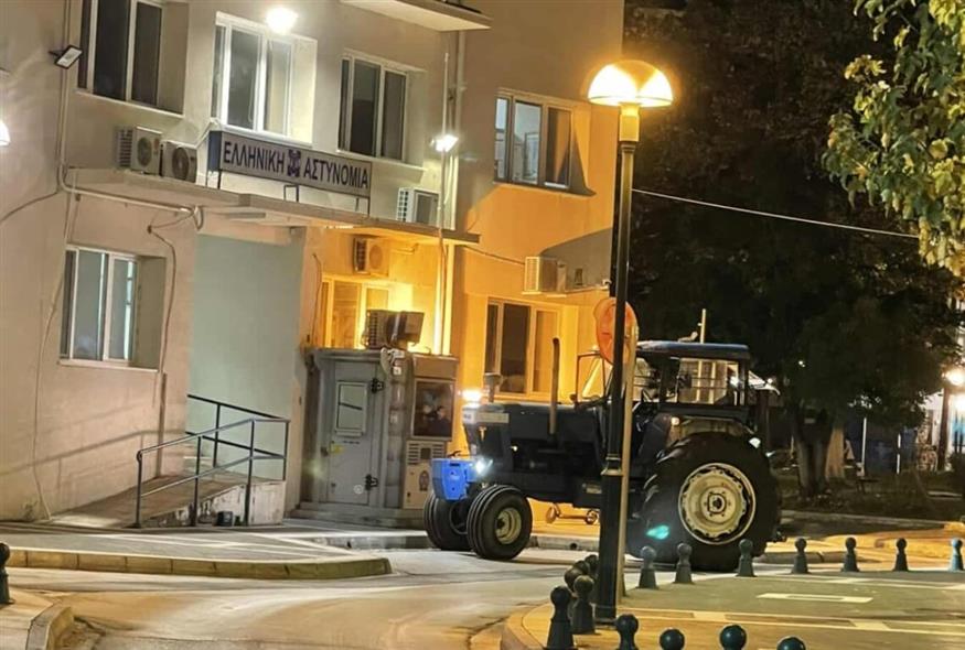 Η στιγμή με το παρκαρισμένο τρακτέρ μπροστά από ΑΤ Προλεμαΐδας (e-ptolemeos.gr)