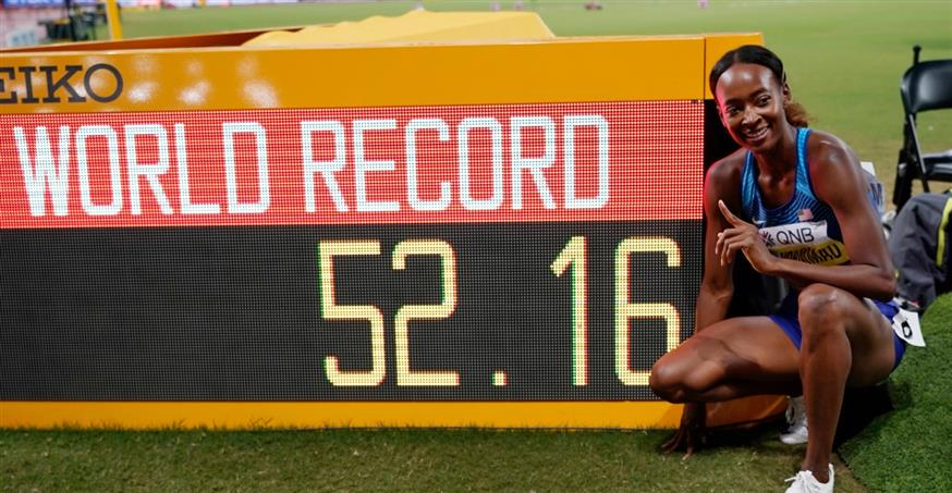 Η Νταλάιλα Μουχάμαντ ποζάρει λίγο μετά το νέο παγκόσμιο ρεκόρ που έσπασε (copyright: AP)
