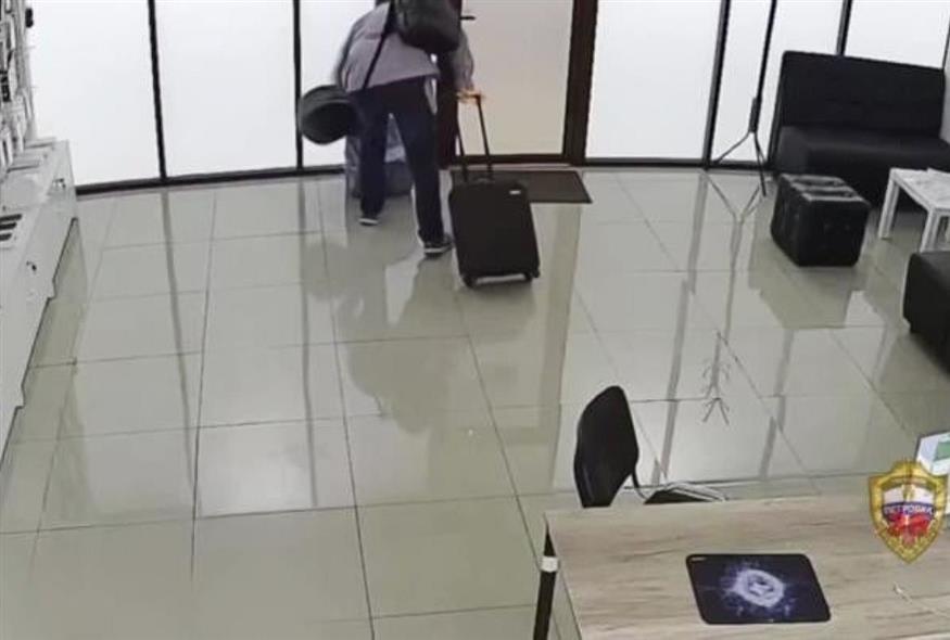 Υπάλληλος έκλεψε 53 συσκευές iPhone την πρώτη μέρα εργασίας του σε κατάστημα ηλεκτρονικών ειδών (Video Capture)
