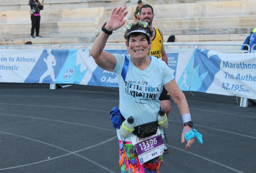 Αυθεντικός Μαραθώνιος Αθήνας:  Η 75χρονη Άλισον από το Μιζούρι