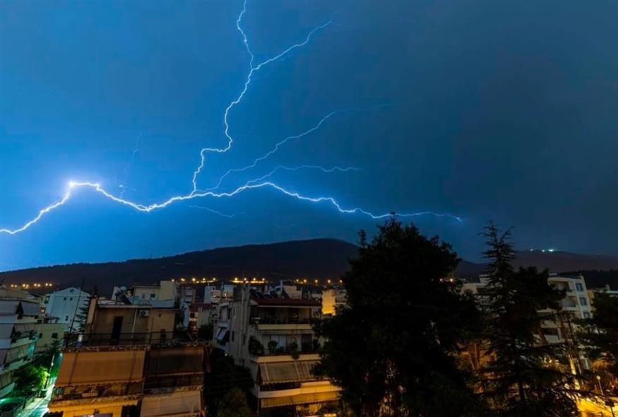 Το σπάνιο φαινόμενο «upward lightning» (Θάνος Μανώλης/ForecastWeatherGreece/Facebook)