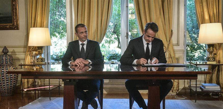 Κυριάκος Μητσοτάκης και Αλεξάντερ Τσέφεριν κατά την υπογραφεί του ποδοσφαιρικού μνημονίου (Eurokinissi)