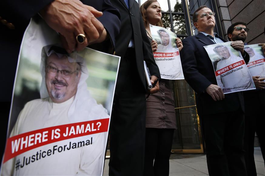 Διαδηλωτές με αφίσες του εκλιπόντος έξω από την πρεσβεία της Σαουδικής Αραβίας στην Κωνσταντινούπολη. «Πού είναι ο Τζαμάλ;» (Emrah Gurel/ΑΡ)