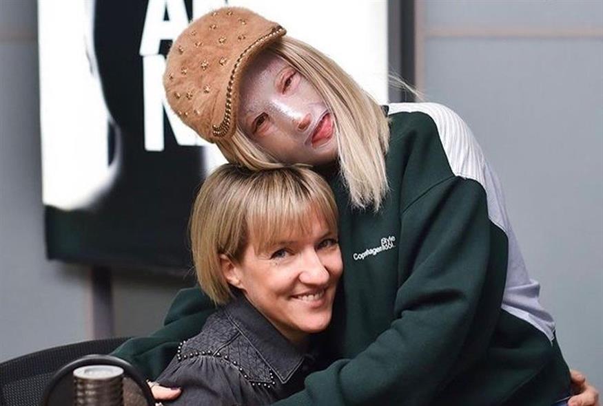 Η Ιωάννα Παλιοσπύρου αγκαλιά με τη μητέρα της Γαρυφαλλιάς (Instagram)