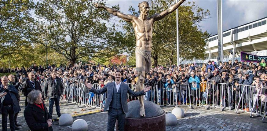Πλήθος κόσμου αποθέωσε τον Ζλάταν προ μηνών, πλέον το άγαλμα του Σουηδού έχει πάψει να στέκει όρθιο
