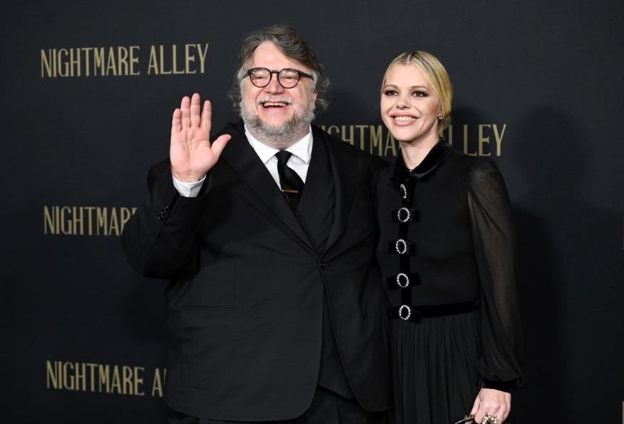 Ο σκηνοθέτης της ταινίας Guillermo Del Toro με τη σεναριογράφο Kim Morgan στην πρεμιέρα του Nightmare Alley / Photo by Evan Agostini/Invision/AP