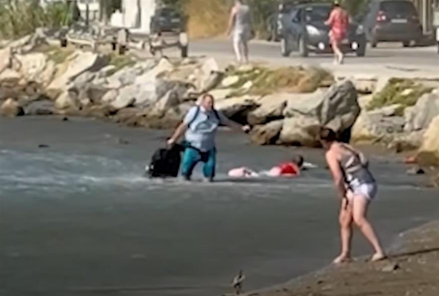 Σκιάθος: Κινητήρας αεροσκάφους σε πλήρη ισχύ στέλνει τουρίστα και τις αποσκευές του στη θάλασσα/New York Post - youtube