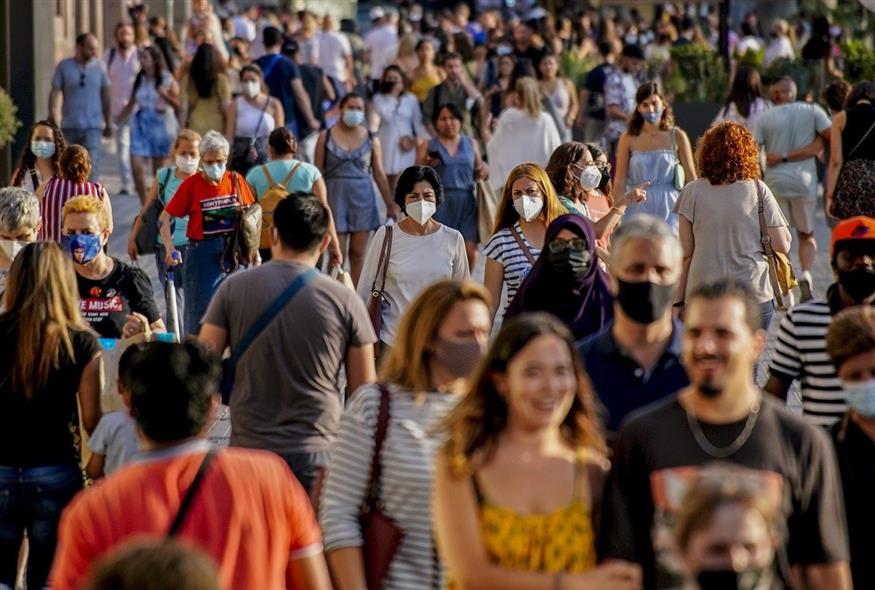 Πολίτες με μάσκες προστασίας στη Βαρκελώνη (φωτογραφία αρχείου / Eurokinissi)