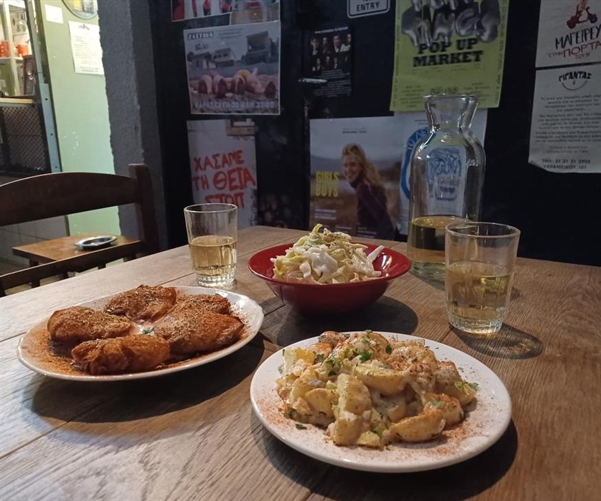 Σπαστές πατάτες, ποντιακή σαλάτα και πατατοσαλάτα | © Χριστίνα Τσαμουρά