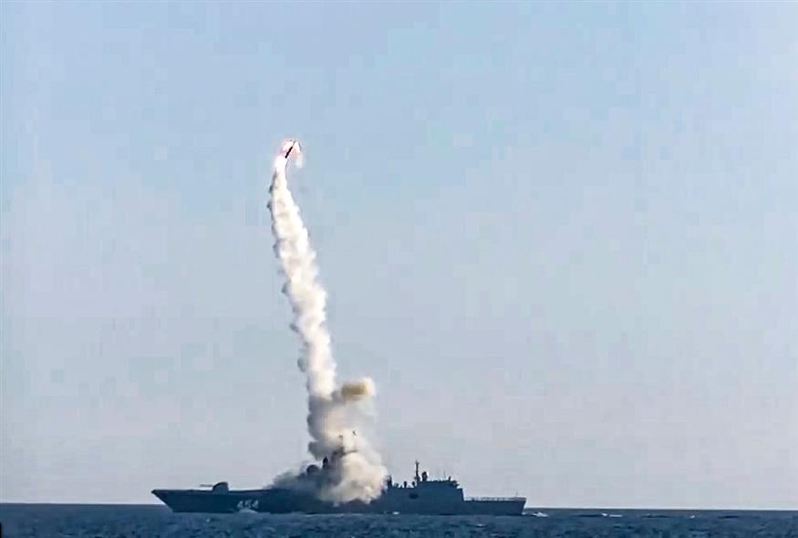 Ένας νέος υπερηχητικός πύραυλος κρουζ Zircon εκτοξεύεται από τη φρεγάτα Admiral Gorshkov του ρωσικού πολεμικού ναυτικού από τη Λευκή Θάλασσα, στα βόρεια της Ρωσίας / Russian Defense Ministry Press Service via AP / Αρχείου