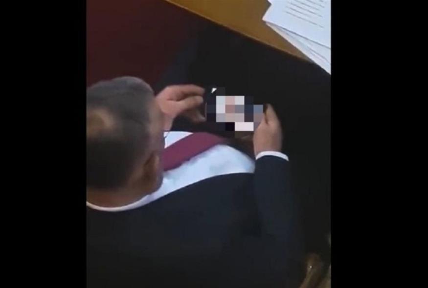 Σέρβος βουλευτής παρακολουθούσε πορνό στη Βουλή (Twitter)