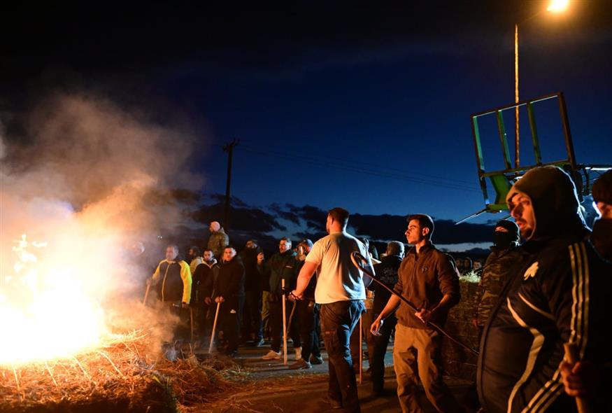 Ένταση στο μπλόκο της Θήβας(ΤΑΤΙΑΝΑ ΜΠΟΛΑΡΗ/EUROKINISSI)