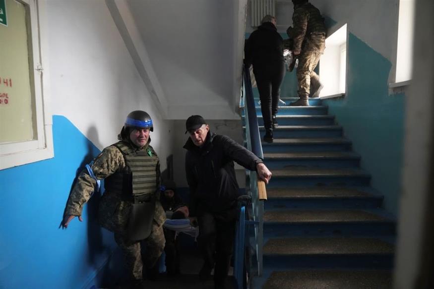 Μεταφορά τραυματιών στη Μαριούπολη / AP Photo / Evgeniy Maloletka