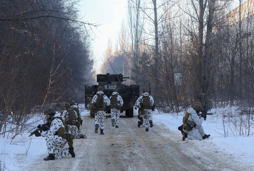 Ουκρανοί στρατιώτες κατά τη διάρκεια στρατιωτικής άσκησης/Associated Press