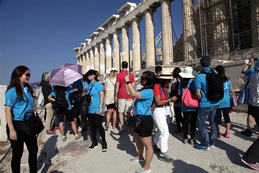 Κινέζοι τουρίστες ποζάρουν στην Ακρόπολη, προτού ξεσπάσει η κρίση της πανδημίας (eurokinissi)