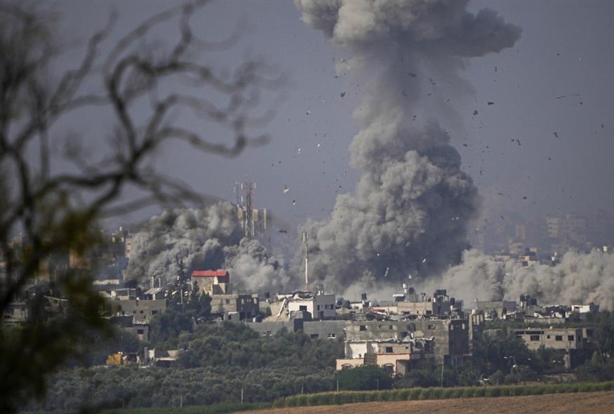 Εκρήξεις και σύννεφα καπνού κατά την ισραηλινή αεροπορική επιδρομή στη Γάζα (Associated Press)