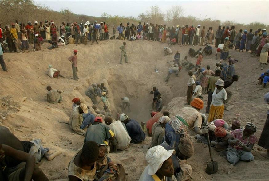 Παράνομο αδαμαντορυχείο στη Ζιμπάμπουε (φωτογραφία αρχείου/ Associated Press)