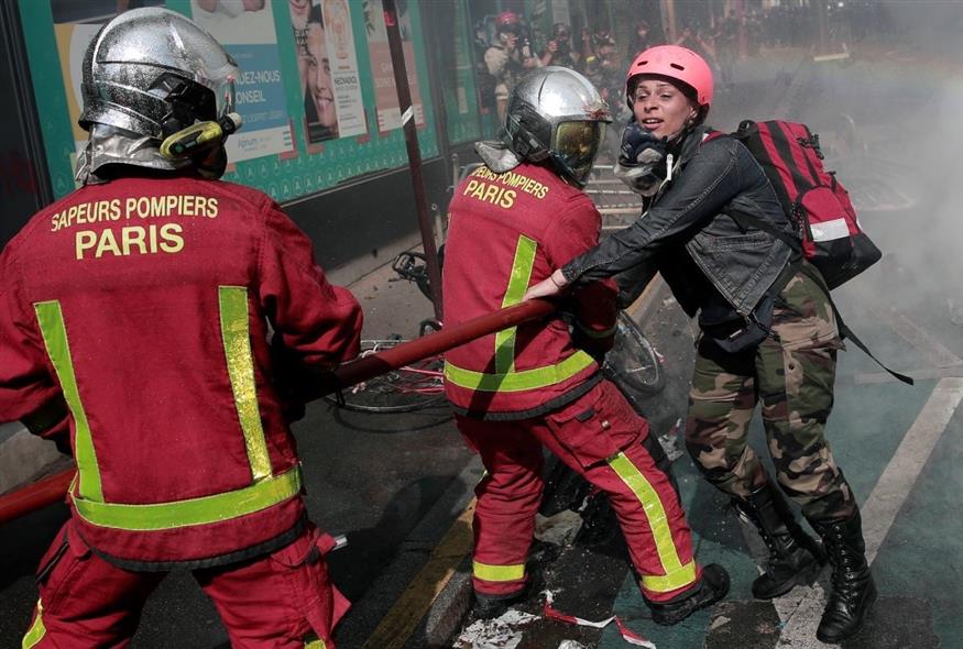 Πυροσβέστες στο Παρίσι (φωτογραφία αρχείου/ Associated Press)