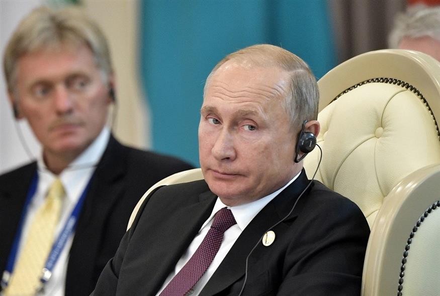 Ο ρώσος πρόεδρος, Βλαντίμιρ Πούτιν, με τον εκπρόσωπο του Κρεμλίνου, Ντμίτρι Πεσκόφ (φωτογραφία αρχείου / Associated Press)