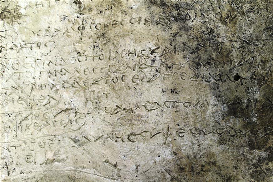 Πλάκα με 13 στίχους από την Οδύσσεια που βρέθηκε κοντά στο ιερό της Ολυμπίας (ΑP photo)