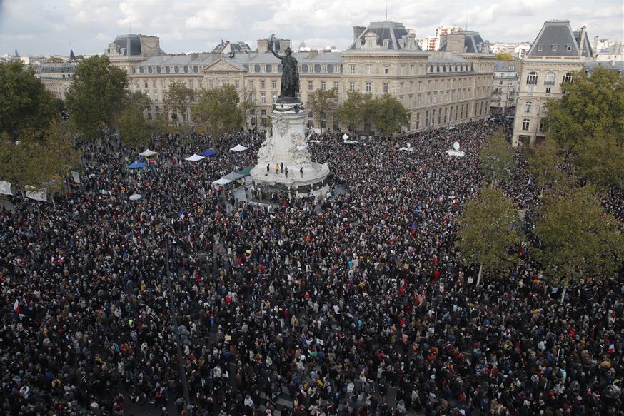 Χιλιάδες πολίτες αποτίουν φόρο τιμής στη μνήμη του καθηγητή που αποκεφαλίστηκε στη Γαλλία(AP Photo/Michel Euler)