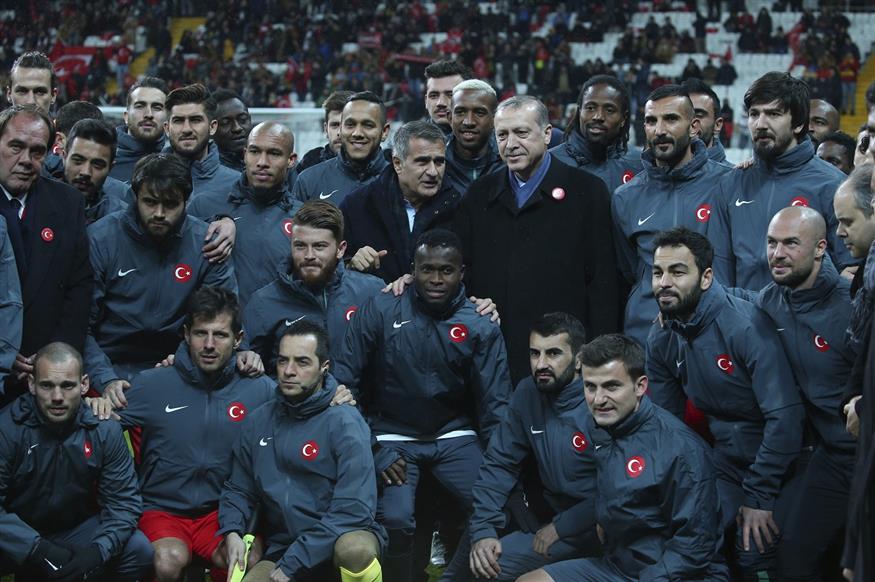 Ο Τούρκος πρόεδρος Ερντογάν εν μέσω ποδοσφαιριστών τον Δεκέμβριο του 2016 (AP Photo)