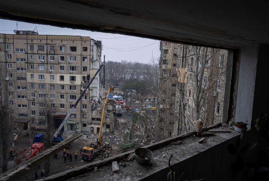 Βομβαρδισμένη πολυκατοικία στο Ντνίπρο (AP Photo/Evgeniy Maloletka)