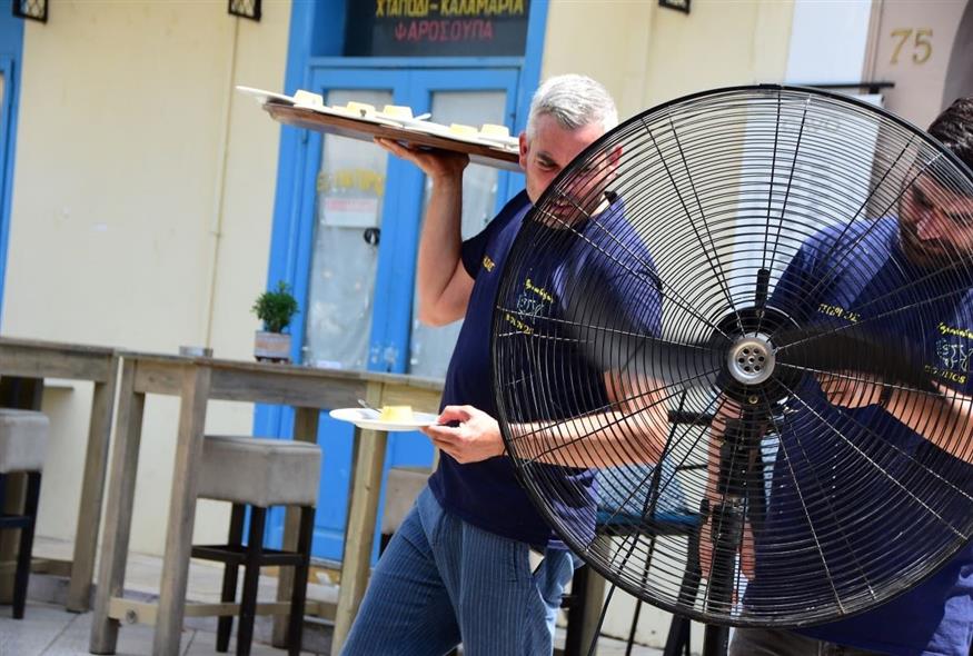 Σερβιτόρος στο Ναύπλιο υπό συνθήκες ζέστης (φωτογραφία αρχείου/ Eurokinissi)