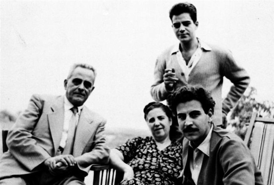 Ο Μίκυς και ο Γιάννης Θεοδωράκης με τους γονείς τους (ΑΠΕ-ΜΠΕ)