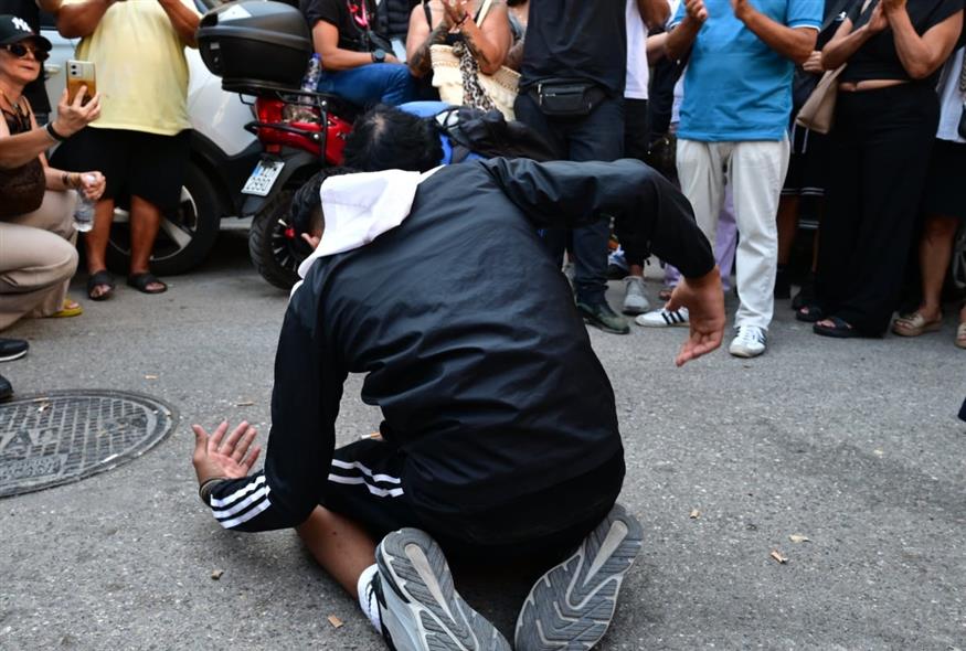 Νέα παιδιά αποχαιρετούν τον Γιώργο Μαζωνάκη με ζεμπέκικο Νέα παιδιά αποχαιρετούν τον Γιώργο Μαζωνάκη με ζεμπέκικο