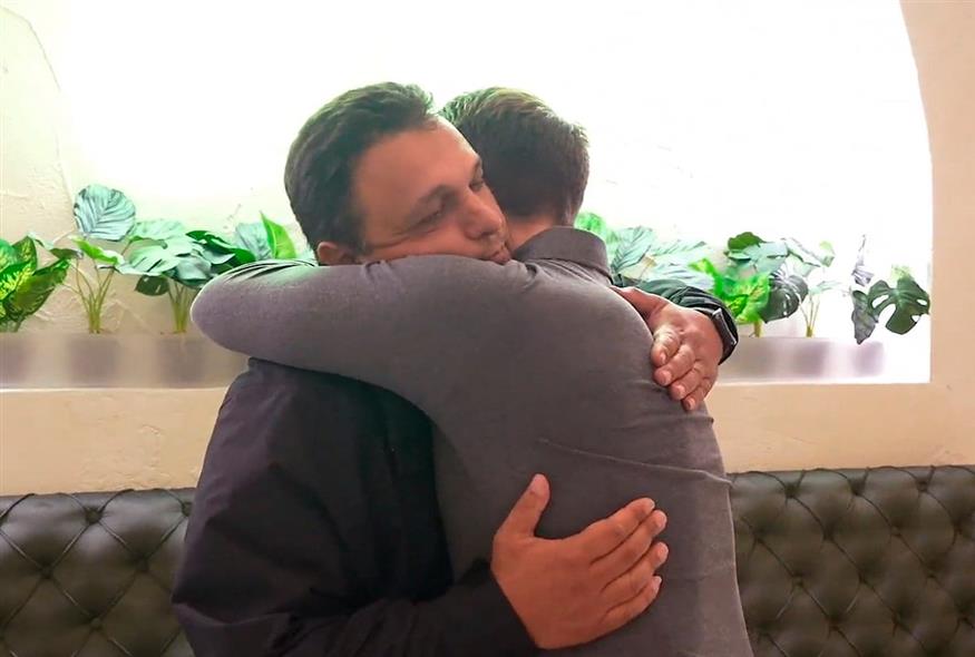 Συνάντηση Κασσελάκη με τον πατέρα 22χρονου που έχασε τη ζωή του στα Τέμπη