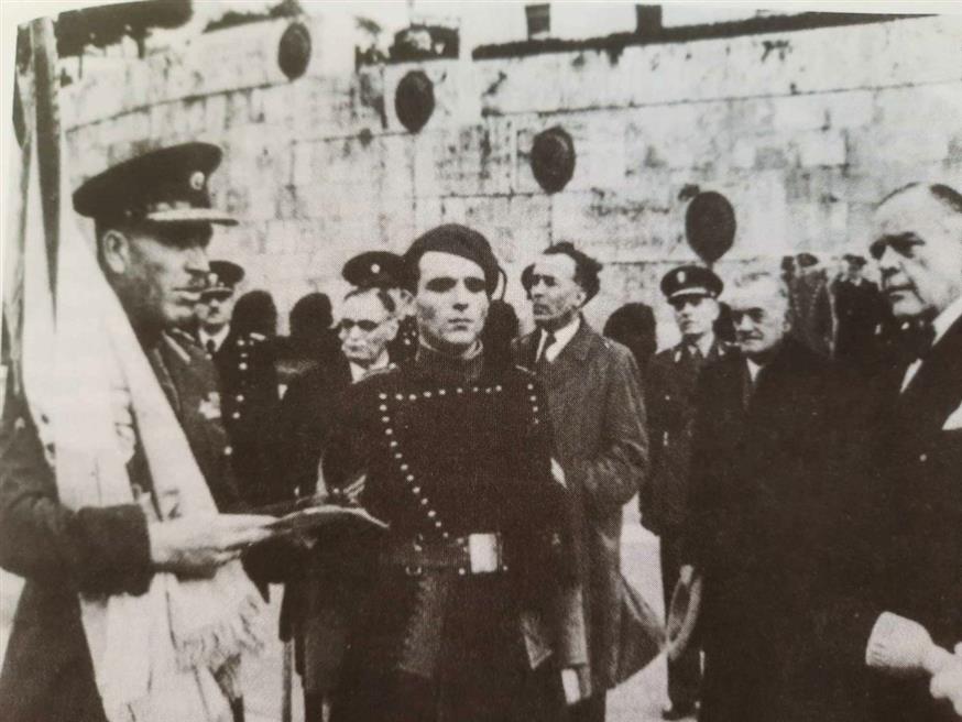 Ο κατοχικός πρωθυπουργός Ιωάννης Ράλλης, δεξιά, επιθεωρεί Τάγματα Ασφαλείας