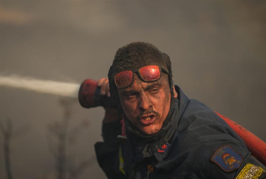 Πυροσβέστης επιχειρεί στο πύρινο μέτωπο της Πεντέλης, 19 Ιουλίου 2022 (AP Photo/Thanassis Stavrakis)