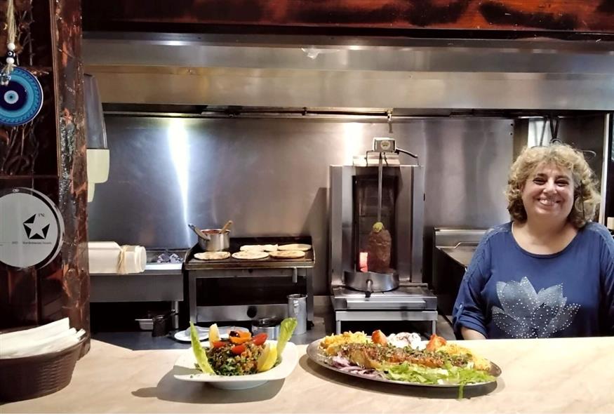 Η Τσιτσέκ Ασλάν πάντα με το χαμόγελο ετοιμάζει πιάτα ανατολίτικης κουζίνας | Εικόνες: Χριστίνα Τσαμουρά