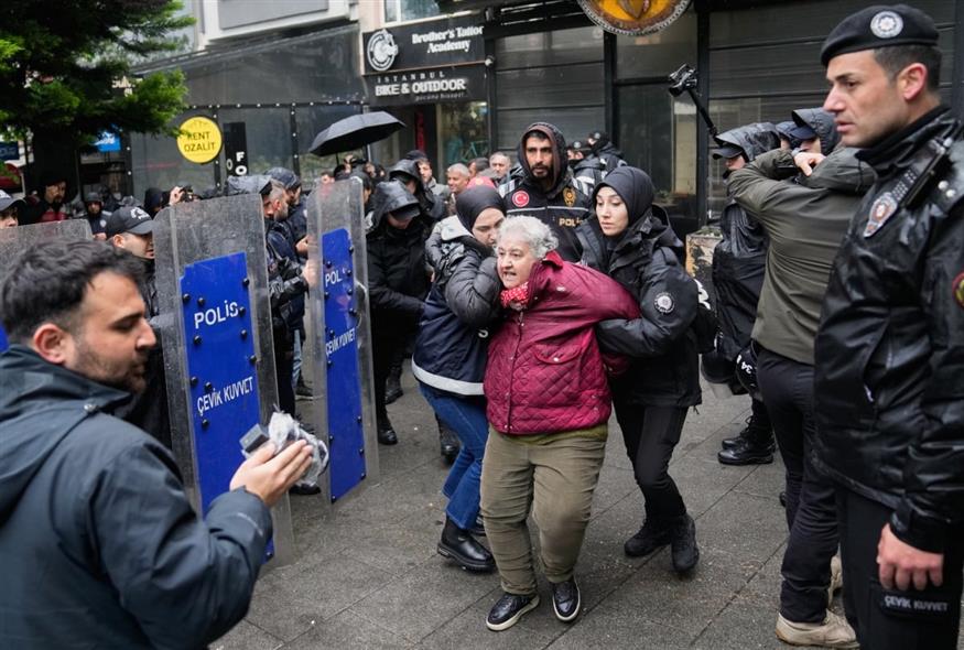 Εικόνα από την επίθεση της αστυνομίας στους διαδηλωτές στην Κωνσταντινούπολη (AP Photo/Khalil Hamra)