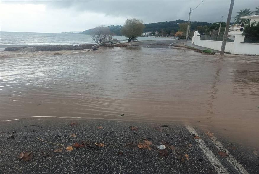 Τα νερά του χειμάρρου έχουν πλημμυρίσει το οδόστρωμα στον παραλιακό δρόμο Νέα Παλάτια - Κάλαμος στον Δήμο Ωρωπού