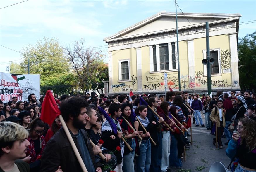 Η πορεία προς την αμερικανική πρεσβεία