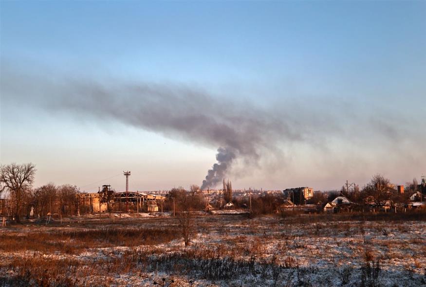 Βομβαρδισμοί στην ουκρανική πόλη Σολεντάρ (AP Photo/Roman Chop)