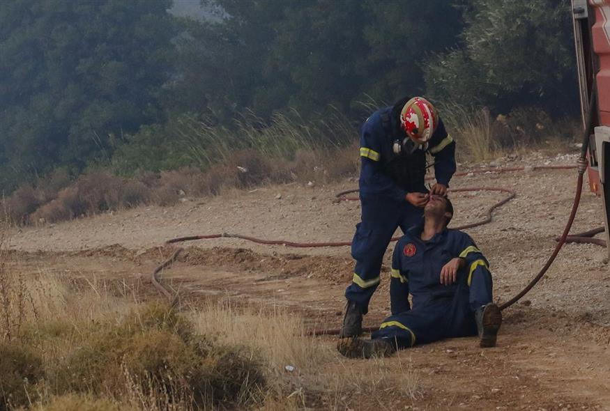 Πυροσβέστης βοηθά εξουθενωμένο συνάδελφό του στην Πάρνηθα (ΙΝΤΙΜΕ/ΚΑΡΑΤΖΑΣ ΚΩΣΤΑΣ)