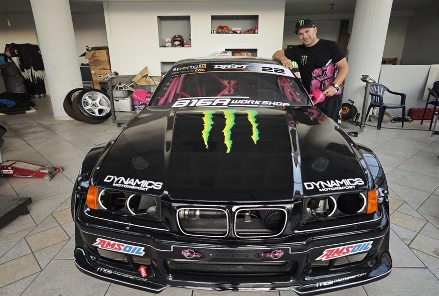 Ο Χρήστος Χατζαράς κάνει τις τελευταίες ρυθμίσεις στο αυτοκίνητο του Ο Χρήστος Χατζαράς κάνει τις τελευταίες ρυθμίσεις στο αυτοκίνητο του