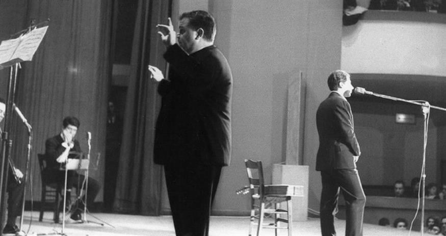 Ο Μάνος Χατζιδάκις, με τον Γιώργο Ρωμανό, στη Συναυλία της Νεολαίας της Ε.Ρ.Ε στον «Ορφέα», το 1965 (Φώτο: Τάκης Πανανίδης)