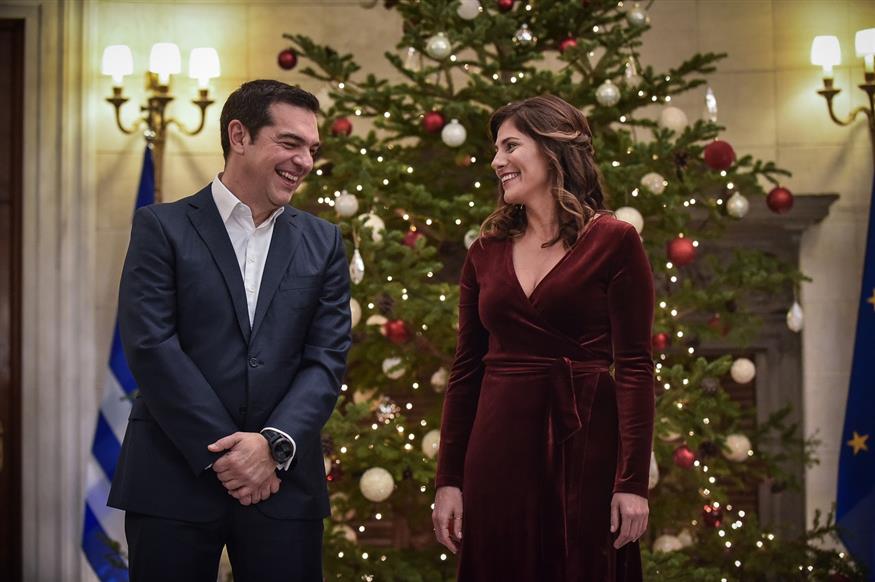 Ο πρωθυπουργός με τη σύντροφό του στα κάλαντα της παραμονής των Χριστουγέννων  (EUROKINISSI/ΤΑΤΙΑΝΑ ΜΠΟΛΑΡΗ)