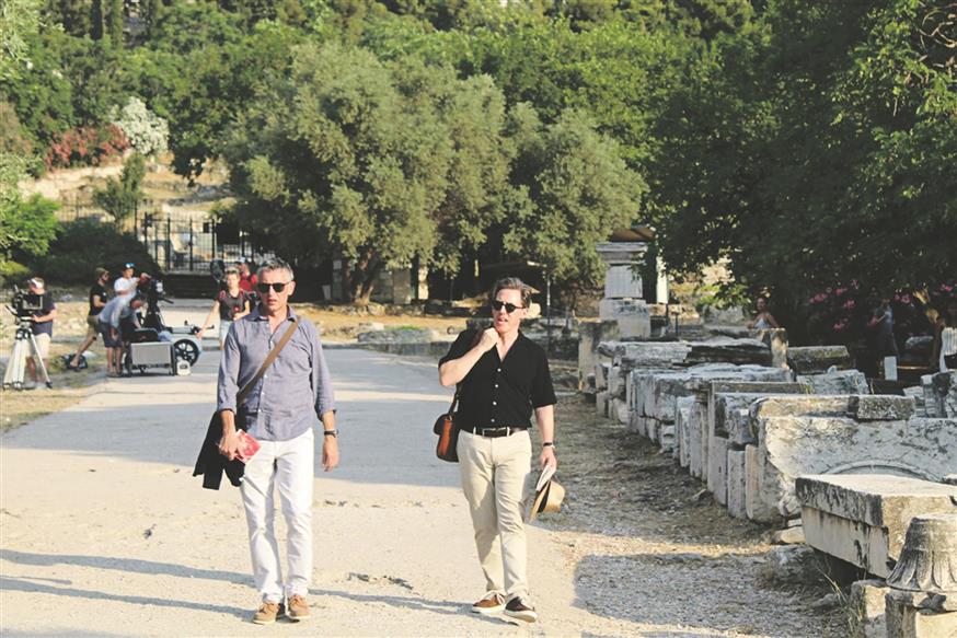 Ο Μάικλ Γουιντερµπότοµ (δεξιά) επέλεξε την Ελλάδα ως κινηµατογραφικό προορισµό για δεύτερη φορά µέσα σε έναν χρόνο, καθώς στη Μύκονο γύρισε την τελευταία µεγάλου µήκους ταινία του µε τίτλο «Greed», το φθινόπωρο του 2018